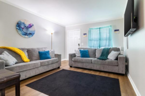 Downtown 1BR Condo with Full Kitchen, Pet-Friendly